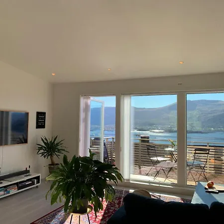 Elegant Townhouse, Breathtaking Views And Free Parking 올레순