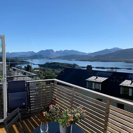 Elegant Townhouse, Breathtaking Views And Free Parking *