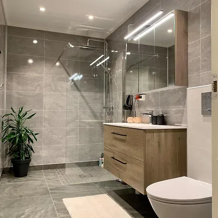 Elegant Townhouse, Breathtaking Views And Free Parking