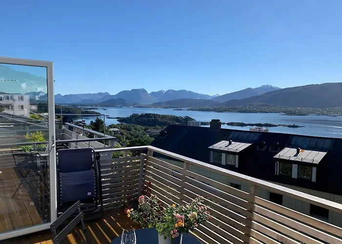 Elegant Townhouse, Breathtaking Views And Free Parking *