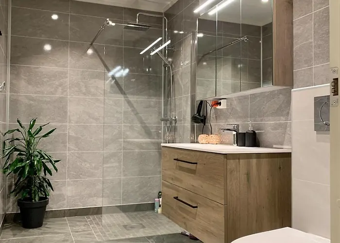 Elegant Townhouse, Breathtaking Views And Free Parking