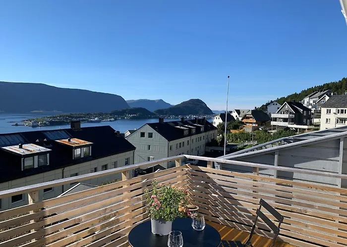 Elegant Townhouse, Breathtaking Views And Free Parking * Ålesund