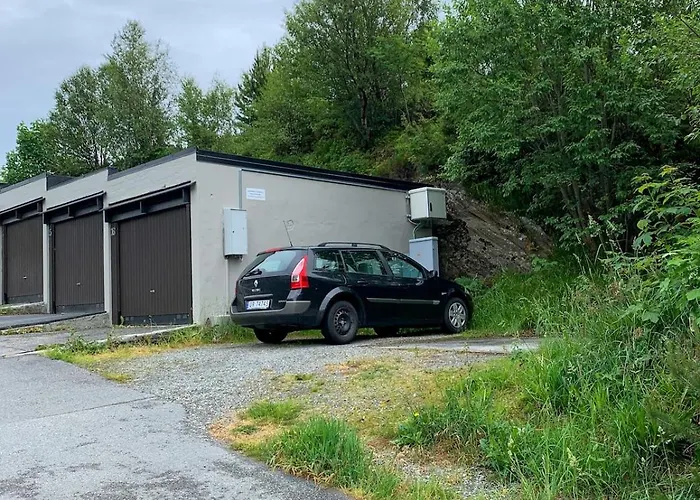 Elegant Townhouse, Breathtaking Views And Free Parking