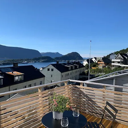 Elegant Townhouse, Breathtaking Views And Free Parking * Ålesund